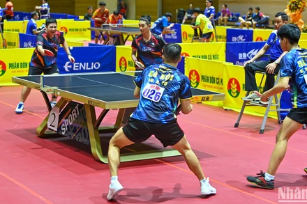 Trận đấu tại nội dung đôi nam giữa Trần Anh Tuấn-Tăng Phạm Trọng Hiếu với Nguyễn Anh Tú-Đỗ Mạnh Lương (Hà Nội). (Ảnh: DUY LINH)