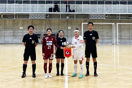 Đội trưởng hai đội cùng ban trọng tài trước trận đấu. (Ảnh: VFF)