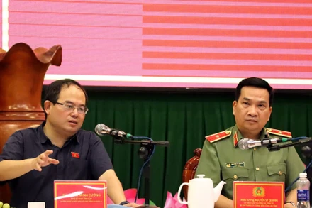 Đồng chí Quản Minh Cường, Phó Bí thư Tỉnh ủy, Trưởng Đoàn đại biểu Quốc hội tỉnh Đồng Nai phát biểu tại hội thảo. 