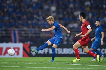 Theerathon Bunmathan mở tỷ số ở phút 24. (Ảnh: Getty)