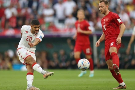 Drager tung ra cú dứt điểm cho Tunisia. (Ảnh: Reuters)