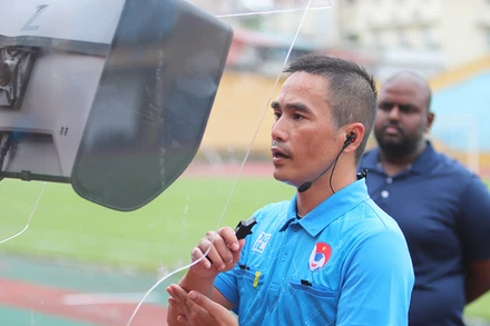 Trọng tài Mai Xuân Hùng thực hành xem lại tình huống dưới sự quan sát của chuyên gia FIFA Bhaveshan Moorghen. (Ảnh: VFF)