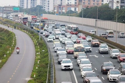 Người và phương tiện tham gia giao thông thường tăng đột biến trong các kỳ lễ, tết.