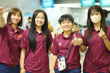 Các cô gái đội tuyển futsal Việt Nam hứng khởi trước giờ khởi hành. (Ảnh: VFF)