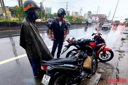 Lực lượng Công an tỉnh Long An tạm giữ 2 xe máy của 3 nghi phạm trong nhóm 7 nghi phạm trộm cắp, cướp giật tài sản liên tỉnh. (Ảnh: CTV) 