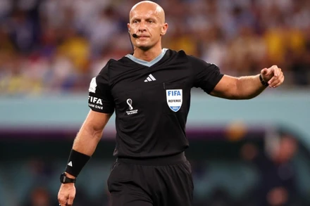 Trọng tài người Ba Lan - ông Szymon Marciniak. (Ảnh: Goal)