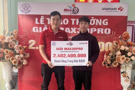 Anh N.Q.H (bên phải) nhận giải thưởng Max 3D Pro trị giá hơn 2,4 tỷ đồng.