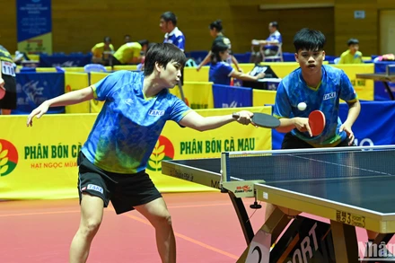 Nguyễn Văn Nam - Nguyễn Khoa Diệu Khánh giành thắng lợi với tỷ số 3-1, giành chức vô địch đôi nam nữ. (Ảnh: DUY LINH)