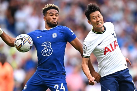 Người hâm mộ London chờ đón màn đối đầu giữa hai đội trưởng Reece James và Son Heung-min.