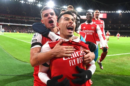 Phong cách ăn mừng cuồng nhiệt của các cầu thủ Arsenal. (Ảnh: PremierLeague)