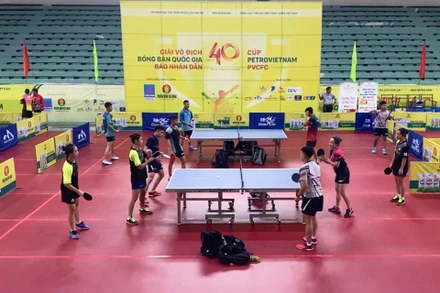 Các vận động viên khởi động trước ngày khai mạc. 