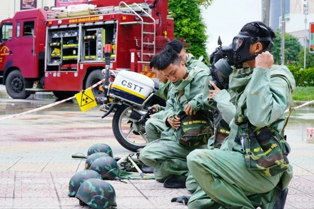 Trang bị thiết bị bảo hộ chống độc, thiết bị đo trước khi tiếp cận hiện trường để đo, đánh giá an toàn bức xạ khu vực.