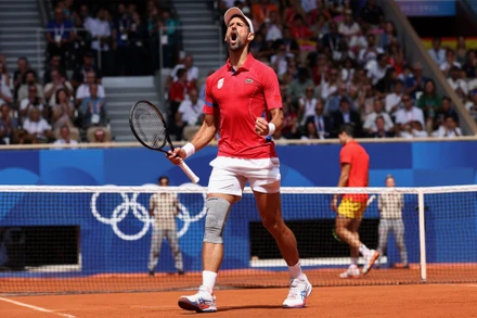Novak Djokovic ăn mừng chiến thắng nghẹt thở trước Carlos Alcaraz. (Ảnh: Reuters)