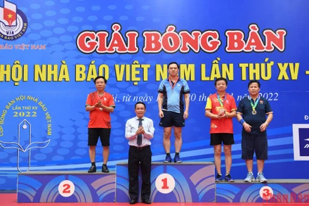 Vận động viên Ngô Việt Anh, Báo Nhân Dân nhận Huy chương Vàng nội dung đơn nam lãnh đạo. (Ảnh: THÀNH ĐẠT)