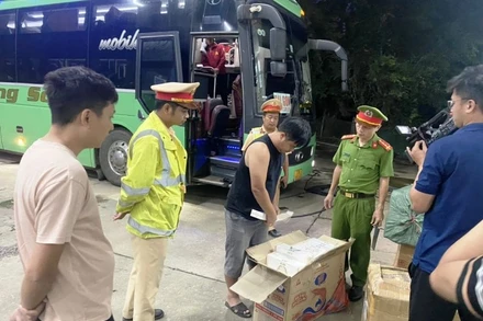 Phát hiện gần 10.000 bao thuốc lá nhãn hiệu Jet chứa trong các thùng giấy lớn. 