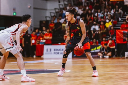 Khoa Trần (áo đen) thi đấu năng nổ. (Ảnh: VBA)