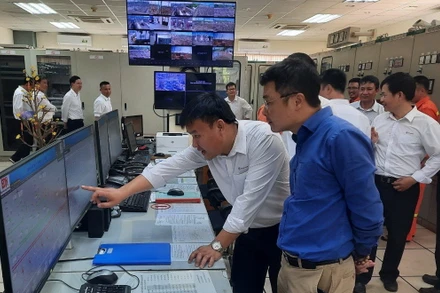 Lãnh đạo Công ty Truyền tải điện 3 kiểm tra công tác ứng trực, bảo đảm vận hành an toàn, ổn định trong dịp Tết tại Trạm biến áp 500kV Di Linh (Lâm Đồng). (Ảnh: Việt Hùng)