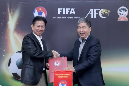 Tổng Thư ký Dương Nghiệp Khôi và HLV Hoàng Anh Tuấn (phải) trong lễ ký kết. (Ảnh: VFF)