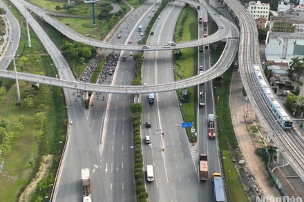 Tuyến Metro Bến Thành-Suối Tiên chạy thử nghiệm đoạn trên cao dọc Xa lộ Hà Nội chiều 26/4.