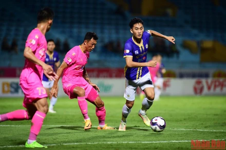 Hà Nội FC vươn lên nhì bảng V-League 