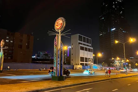 Các bảng quảng cáo ngoài trời tắt đèn sau 22 giờ để tiết kiệm điện.