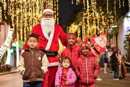 [Ảnh] Không khí Noel rộn ràng khắp đường phố Hà Nội
