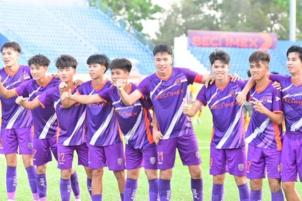 Các cầu thủ U19 Becamex Bình Dương ăn mừng chiến thắng đầu tay tại giải đấu. 