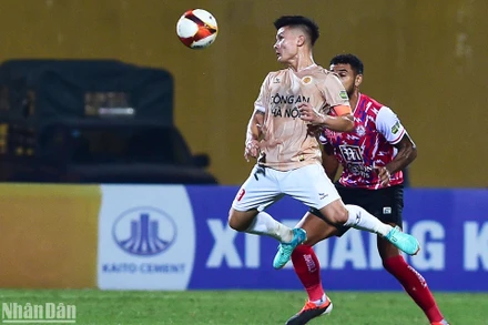 Quang Hải cùng các đồng đội trở lại đấu trường V-League. (Ảnh: TRẦN HẢI)