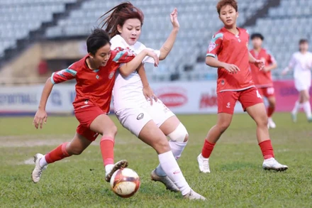 Phong Phú Hà Nam (áo trắng) giành chiến thắng quan trọng để mang về 3 điểm. (Ảnh: VFF)