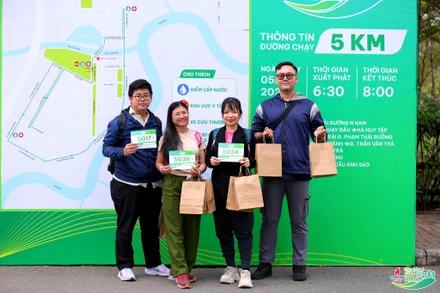 Các vận động viên hào hứng nhận Bib tham gia giải chạy.