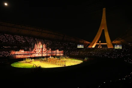 Màn biểu diễn nghệ thuật tại Lễ Khai mạc SEA Games 32 trên sân vận động Morodok Techo. (Ảnh: TTXVN)