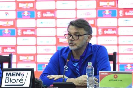 HLV Philippe Troussier tại buổi họp báo ngày 25/3. (Ảnh: TRẦN HẢI)