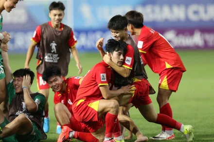 Các cầu thủ U17 Việt Nam vui mừng khi kịp gỡ hòa U17 Nhật Bản vào những phút bù giờ cuối cùng. (Ảnh: VFF)