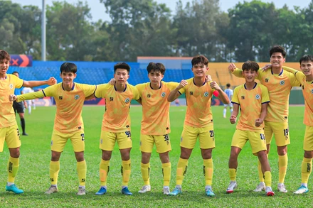 Các cầu thủ U19 Hà Nội ăn mừng chiến thắng chung cuộc. (Ảnh: VFF)