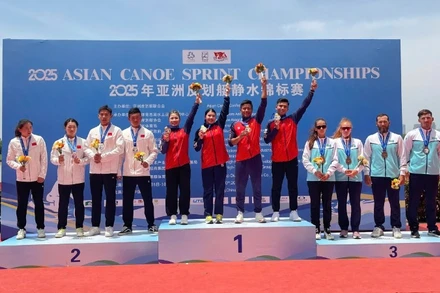 Bộ tứ Phạm Hồng Quân, Bùi Thị Yến, Ma Thị Thúy và Hiên Năm trên bục nhận Huy chương Vàng. 