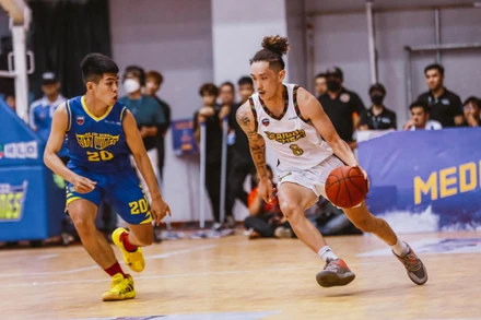 Khoa Trần (áo trắng) dẫn bóng tấn công. (Ảnh: VBA)