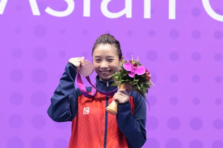 Dương Thúy Vi cùng Huy chương Đồng ASIAD 19. (Ảnh: Đoàn Thể thao Việt Nam)