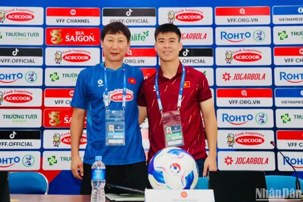 Huấn luyện viên Kim Sang Sik và đội trưởng Duy Mạnh tại buổi họp báo. (Ảnh: SƠN TÙNG)