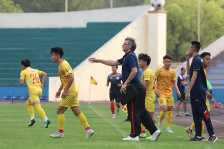 HLV Phillipe Troussier theo sát các học trò (Ảnh: VFF)