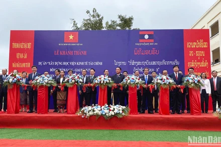 Các đại biểu thực hiện nghi thức khánh thành, đưa vào sử dụng Học viện Kinh tế-Tài chính Dongkhamxang. (Ảnh: HẢI TIẾN)