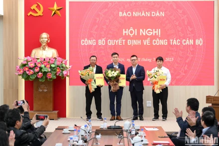 Đồng chí Lê Quốc Minh trao quyết định bổ nhiệm, tái bổ nhiệm cho các đồng chí cấp vụ. (Ảnh: THẾ ĐẠI)