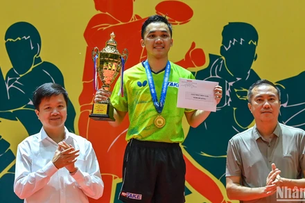 Đinh Anh Hoàng trên bục nhận danh hiệu nhà vô địch đơn nam của giải đấu. (Ảnh: DUY LINH)