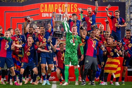 Các cầu thủ Barcelona nâng cao Cúp Nhà vua. (Ảnh: Barca FC)