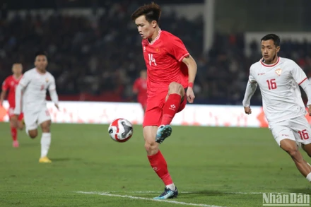 Hoàng Đức khoác áo đội tuyển Việt Nam. (Ảnh: KHIẾU MINH)