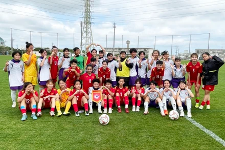 Cầu thủ hai đội U17 nữ Việt Nam và U17 nữ Okinawa chụp ảnh lưu niệm sau trận đấu. 