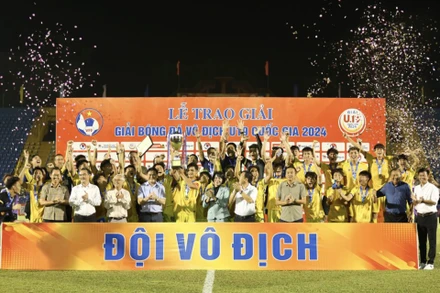 U19 Hà Nội nâng cao cúp vô địch Giải vô địch U19 quốc gia 2024. (Ảnh: VFF)
