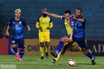 Văn Quyết và đồng đội đã chơi đầy cố gắng trên sân Hàng Đẫy. (Ảnh: TRẦN HẢI)