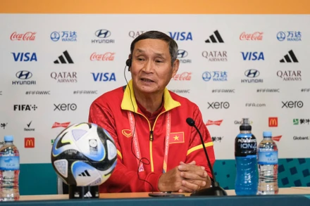 HLV Mai Đức Chung tại buổi họp trước trận đấu gặp đội tuyển nữ Hà Lan. (Ảnh: VFF)