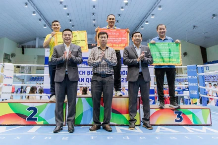 Ban tổ chức trao giải cho các đoàn dẫn đầu giải đấu. (Ảnh: VBF)