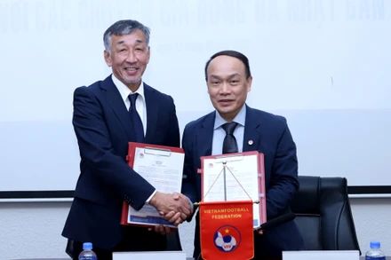 Ông Yutaka Ikeuchi (trái) ký hợp đồng với Liên đoàn Bóng đá Việt Nam, đảm nhiệm cương vị cố vấn giám sát kỹ thuật của đội tuyển U17 Việt Nam tham dự Vòng chung kết U17 châu Á 2025.